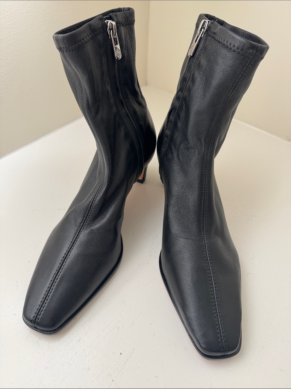 NWT Antonio Melani black zip heeled leather ankle boots. 8.